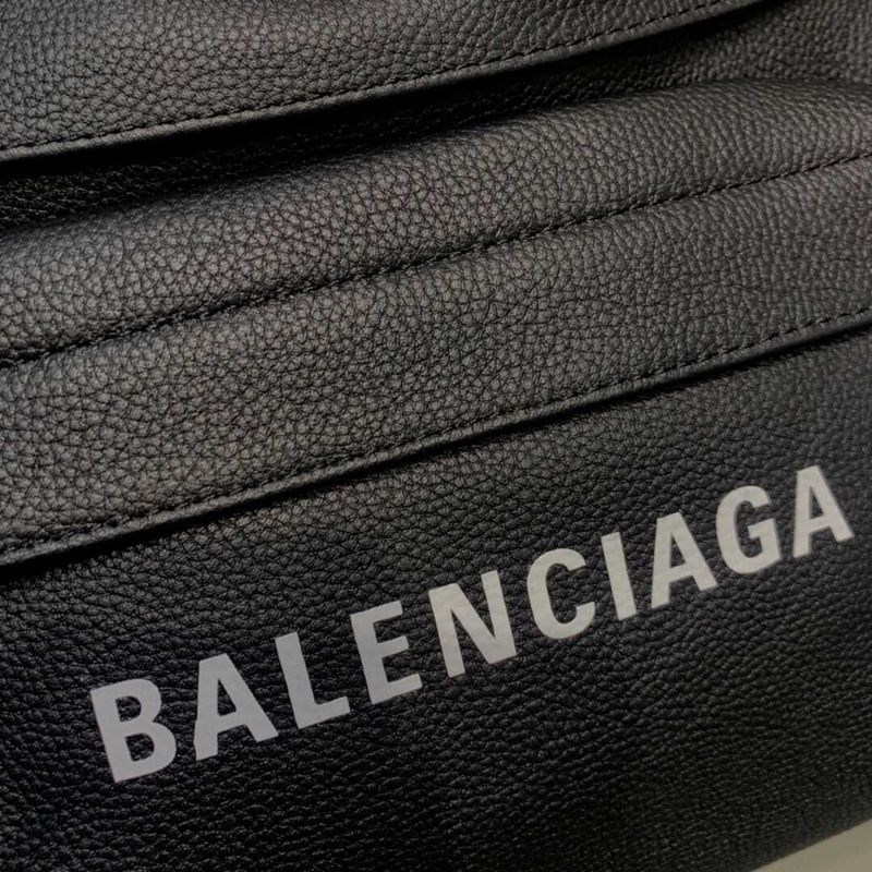 Ba*len*cia*ga everyday beltpack in black