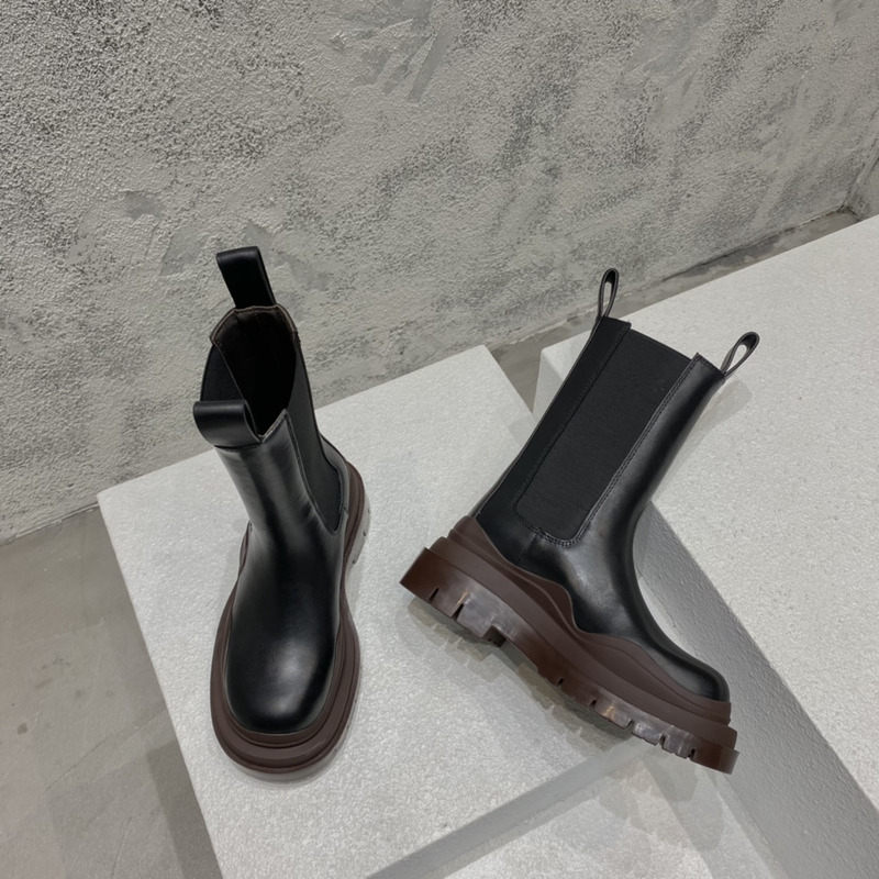 Bo*te*ga ve*ne*ta tire chelsea boot black / ebony