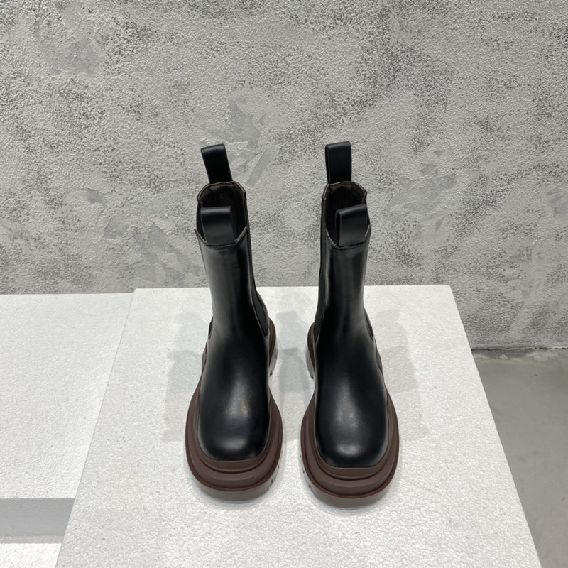 Bo*te*ga ve*ne*ta tire chelsea boot black / ebony