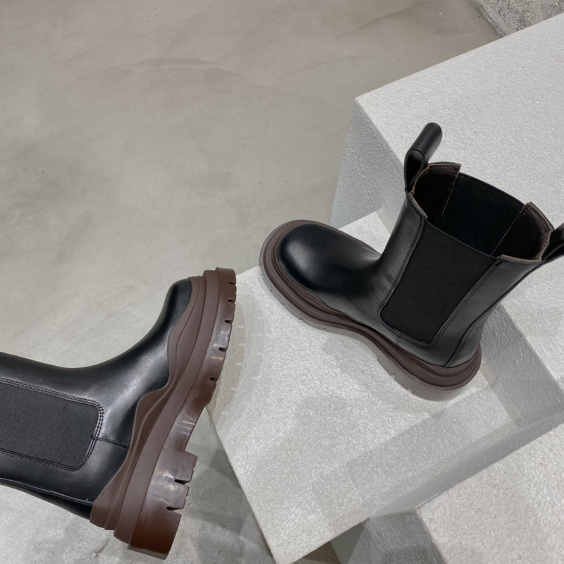 Bo*te*ga ve*ne*ta tire chelsea boot black / ebony