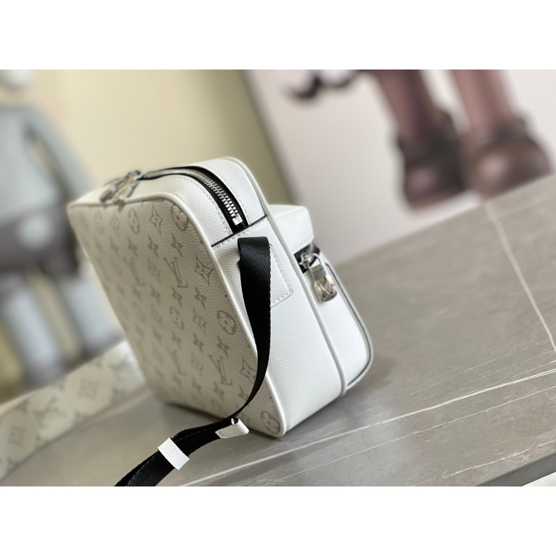 l**is V*t*n outdoor messenger white bag