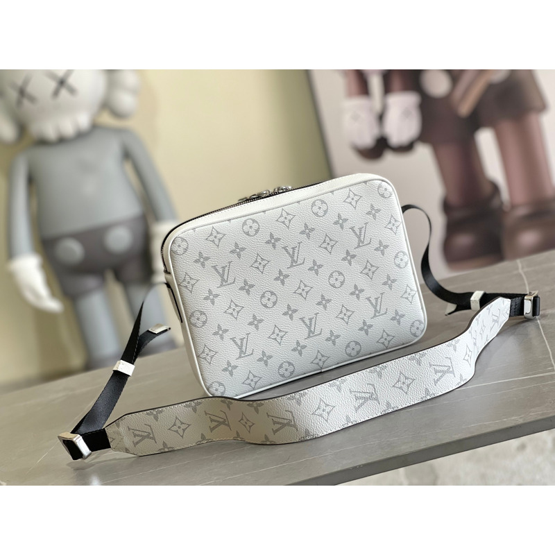 l**is V*t*n outdoor messenger white bag