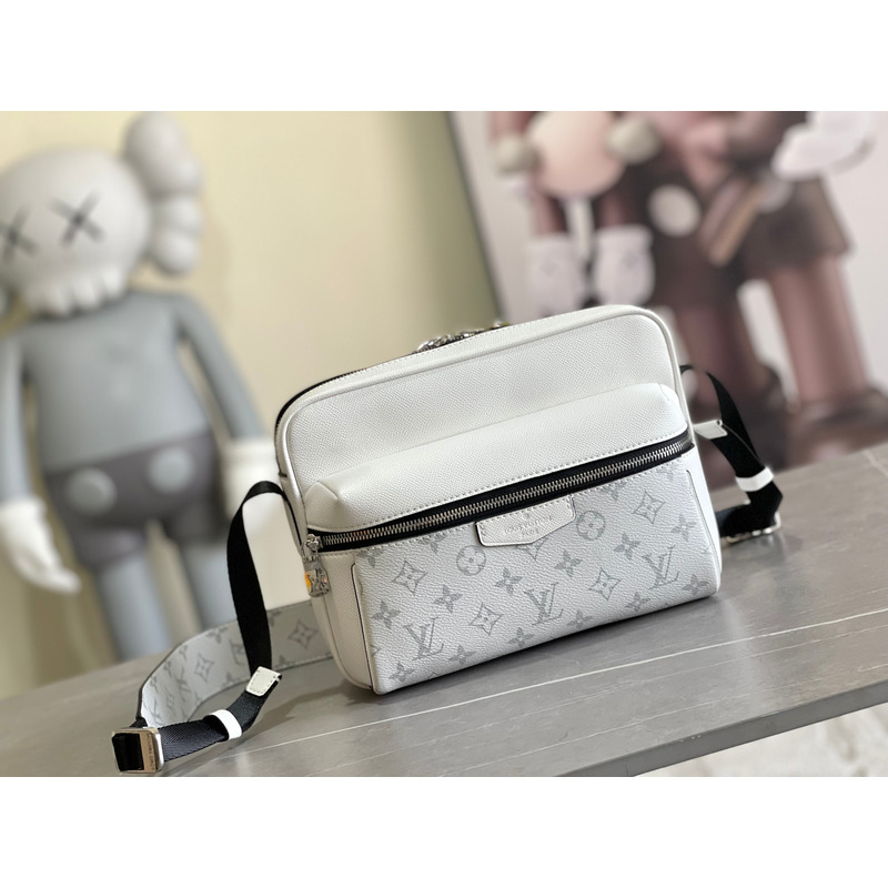 l**is V*t*n outdoor messenger white bag