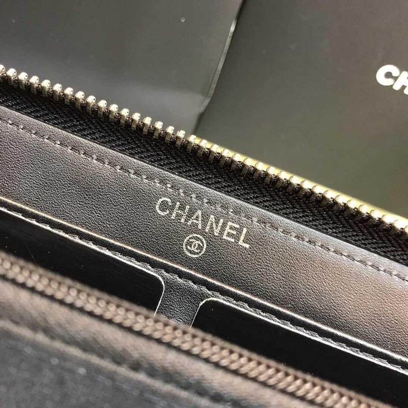 Ch*el boy Ch*el round long wallet caviar black