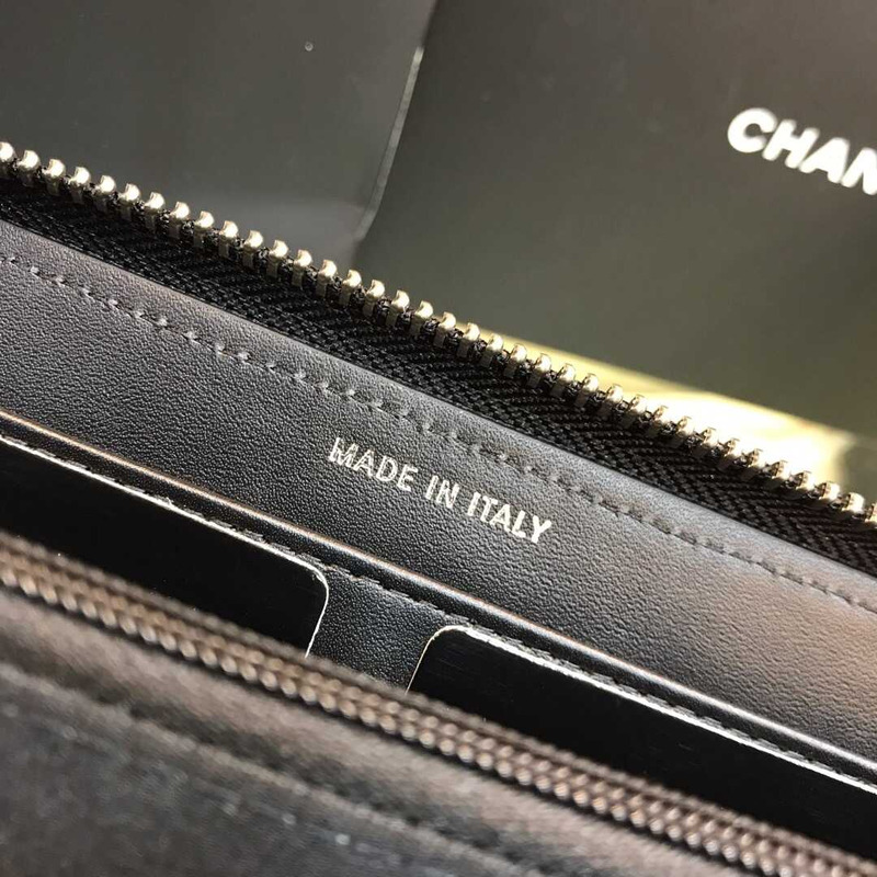 Ch*el boy Ch*el round long wallet caviar black