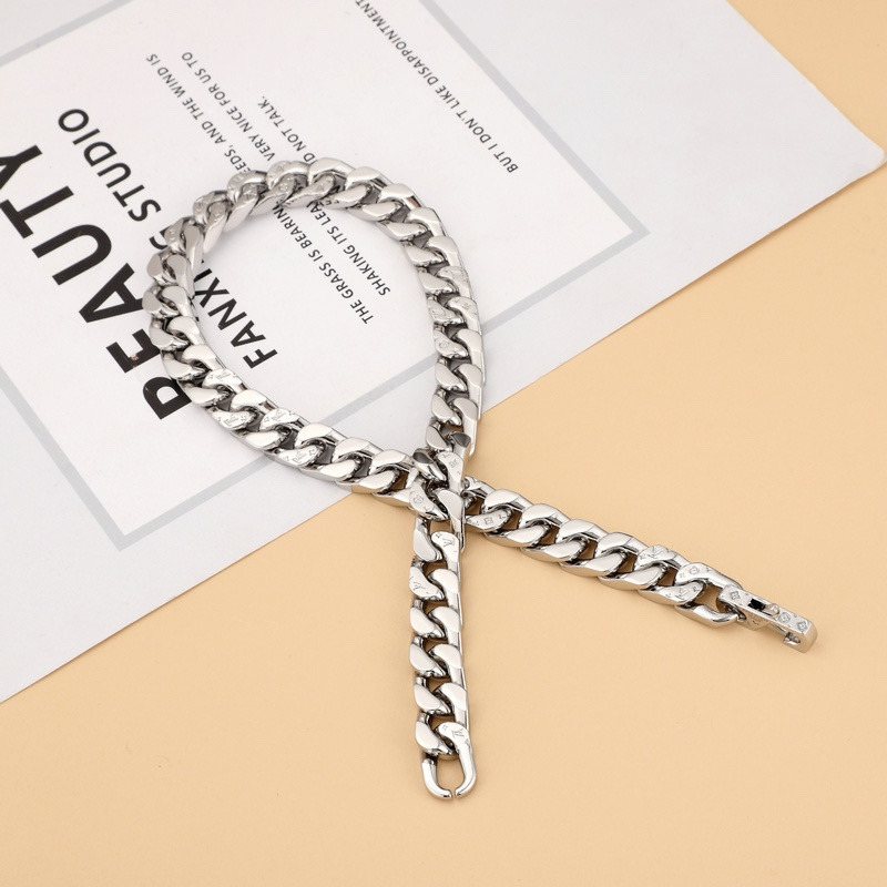 l**is V*t*n chain links necklace engraved monogram silver