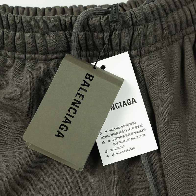 Ba*len*cia*ga logo short with zippy pocket khaki