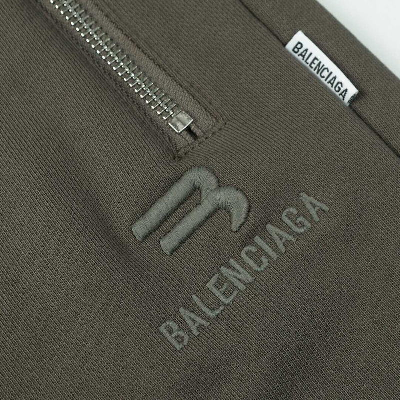 Ba*len*cia*ga logo short with zippy pocket khaki