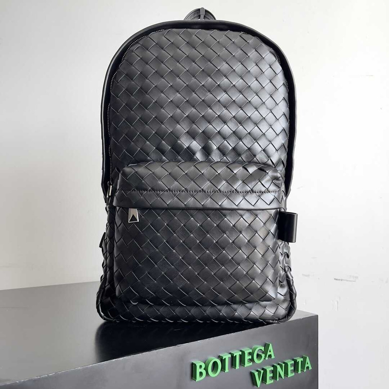 Bo*te*ga ve*ne*ta medium intrecciato backpack arsoise