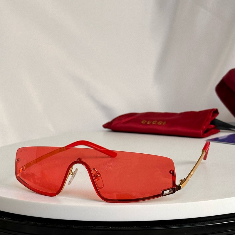 G*u*i mask-shaped frame sunglasses  in red