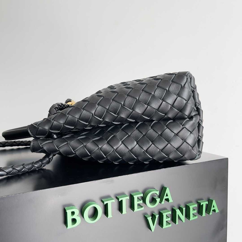 Bo*te*ga ve*ne*ta medium andiamo with chain black