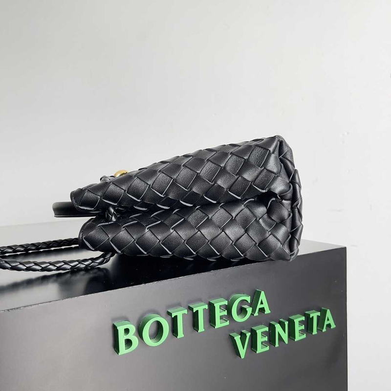 Bo*te*ga ve*ne*ta small andiamo with chain black