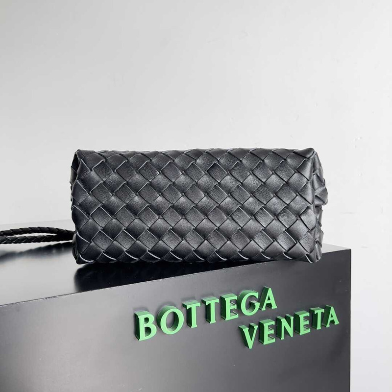 Bo*te*ga ve*ne*ta small andiamo with chain black