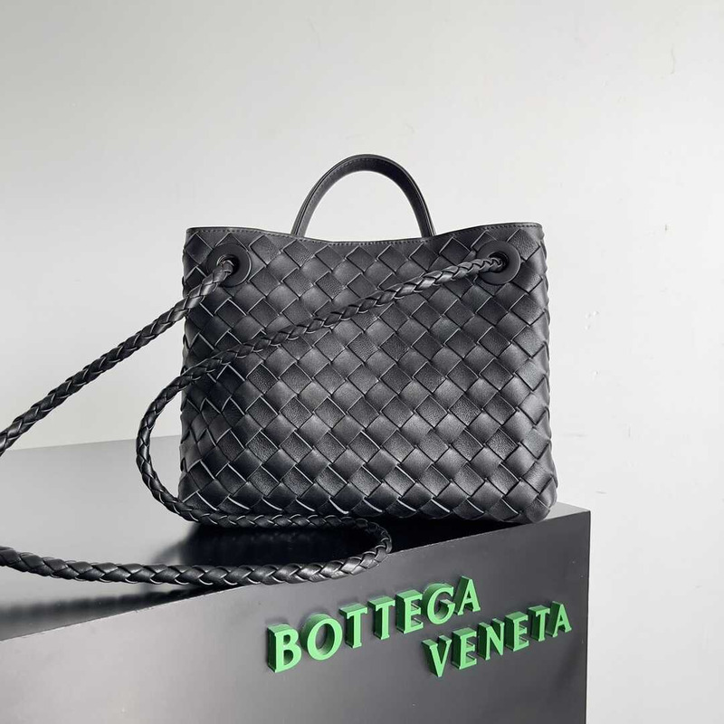 Bo*te*ga ve*ne*ta small andiamo with chain black