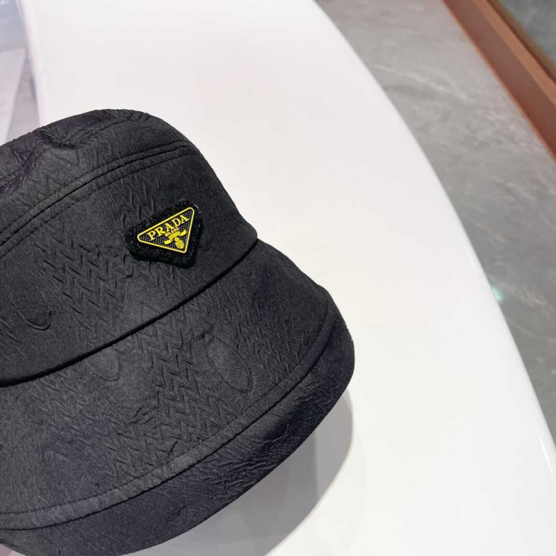 Pra*a bucket hat in black