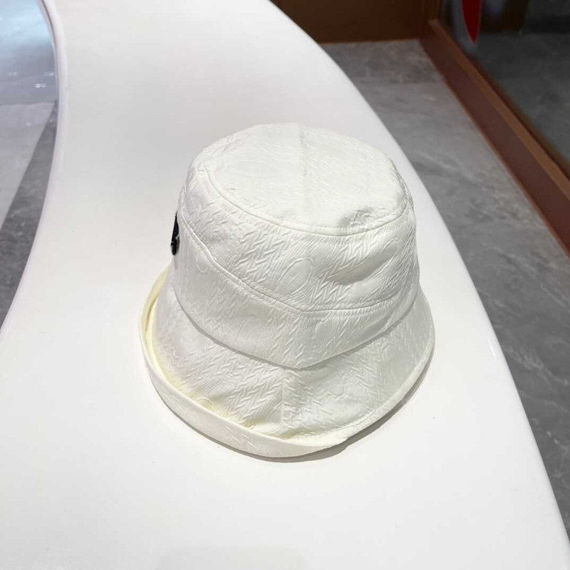 Pra*a bucket hat in white