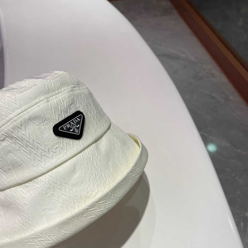 Pra*a bucket hat in white