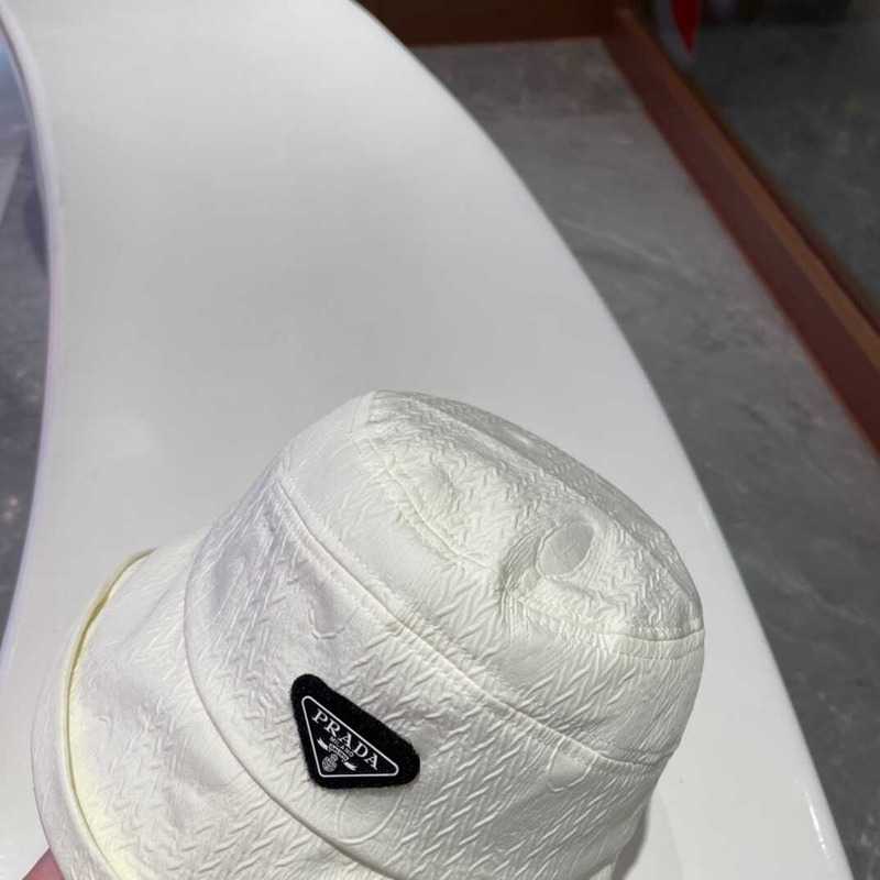 Pra*a bucket hat in white