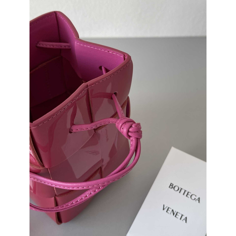 Bo*te*ga ve*ne*ta mini cassette bucket bag in azalea