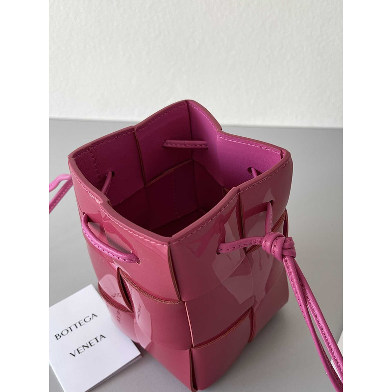 Bo*te*ga ve*ne*ta mini cassette bucket bag in azalea