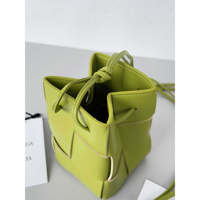 Bo*te*ga ve*ne*ta mini cassette bucket bag in kiwi