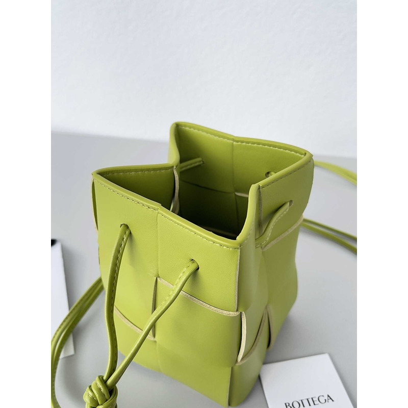 Bo*te*ga ve*ne*ta mini cassette bucket bag in kiwi