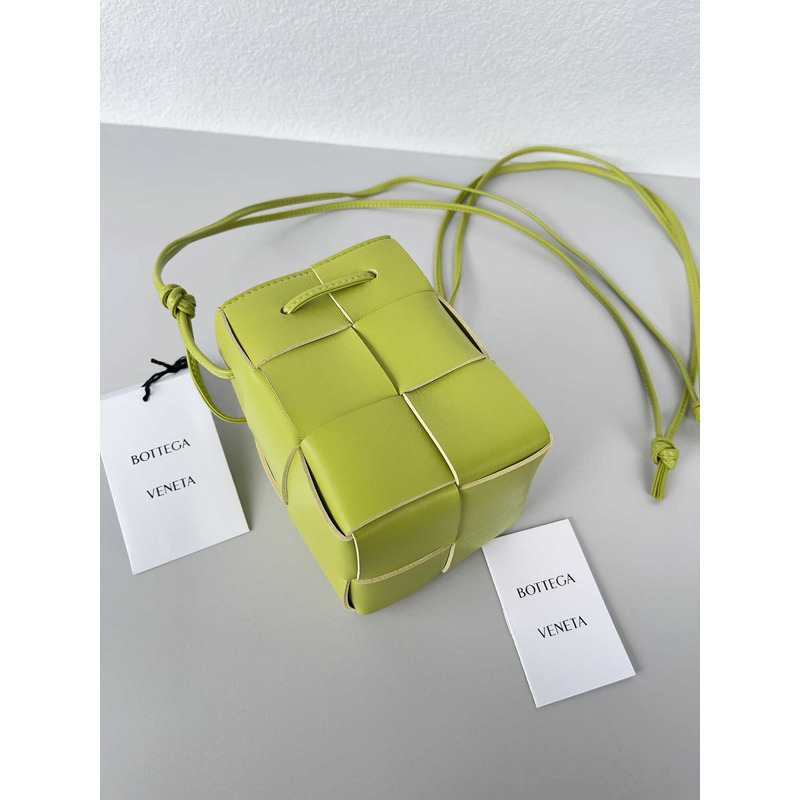 Bo*te*ga ve*ne*ta mini cassette bucket bag in kiwi