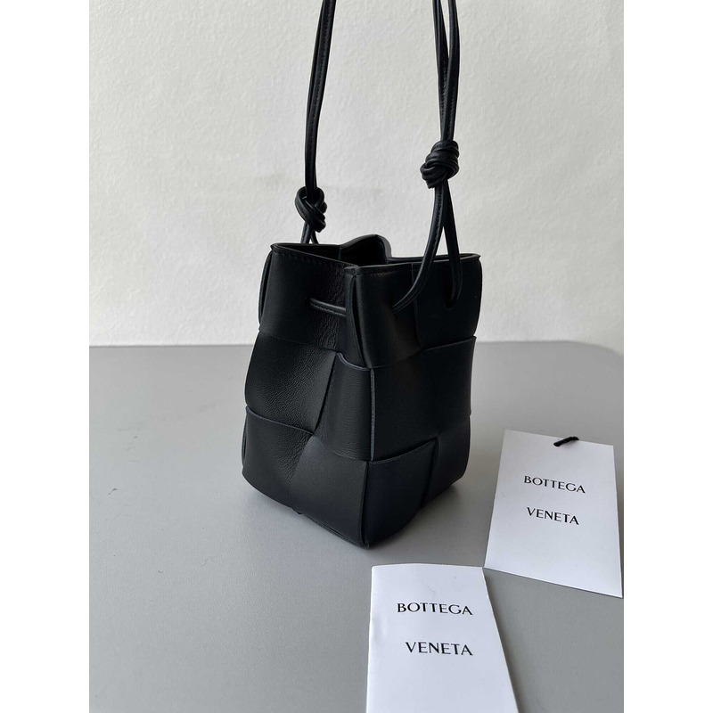 Bo*te*ga ve*ne*ta mini cassette bucket bag in black