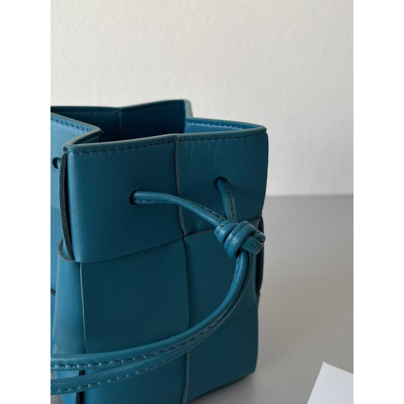 Bo*te*ga ve*ne*ta mini cassette bucket bag in blue