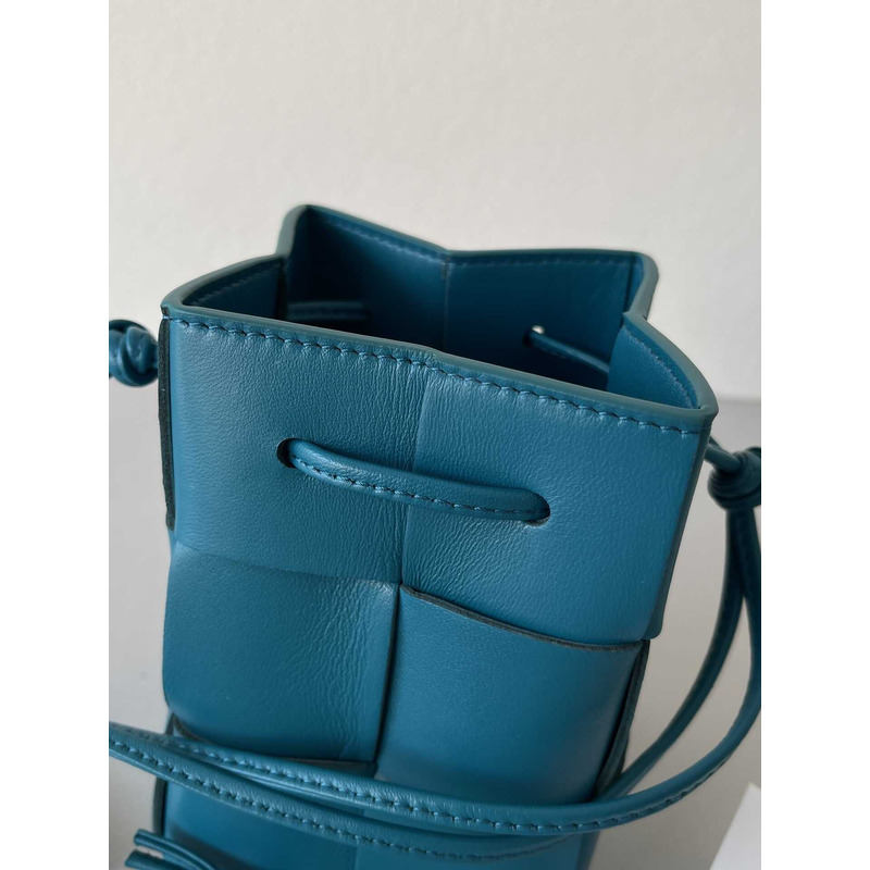 Bo*te*ga ve*ne*ta mini cassette bucket bag in blue