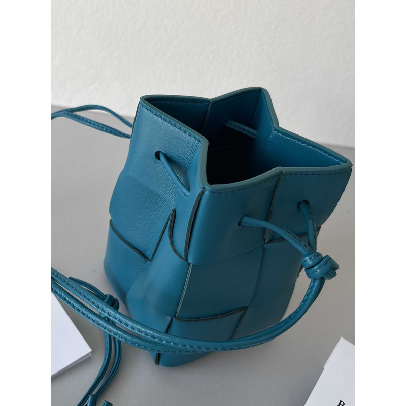 Bo*te*ga ve*ne*ta mini cassette bucket bag in blue