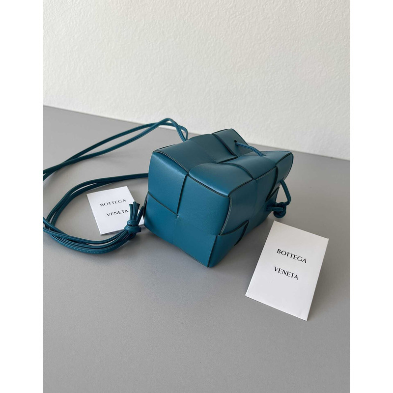 Bo*te*ga ve*ne*ta mini cassette bucket bag in blue