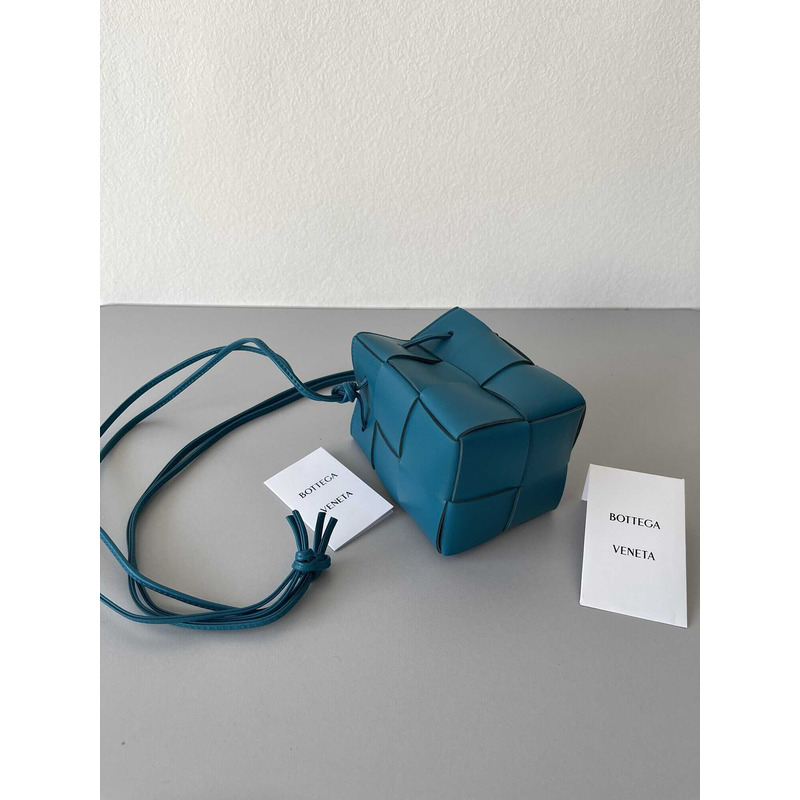 Bo*te*ga ve*ne*ta mini cassette bucket bag in blue