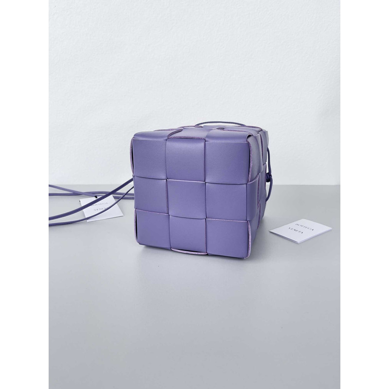 Bo*te*ga ve*ne*ta small cassette cross-body bucket in light/pastel purple