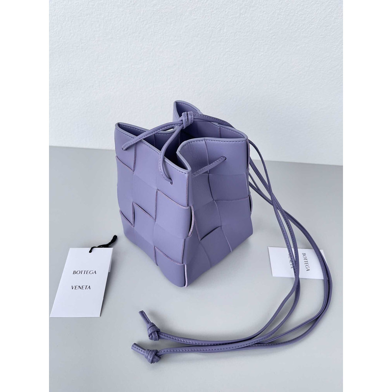 Bo*te*ga ve*ne*ta small cassette cross-body bucket in light/pastel purple