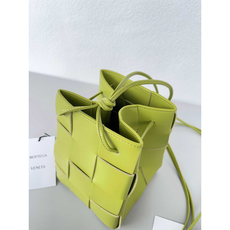 Bo*te*ga ve*ne*ta small cassette cross-body bucket in kiwi