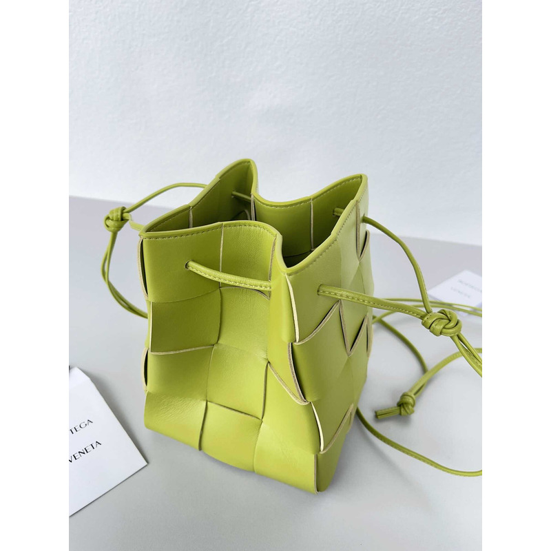 Bo*te*ga ve*ne*ta small cassette cross-body bucket in kiwi