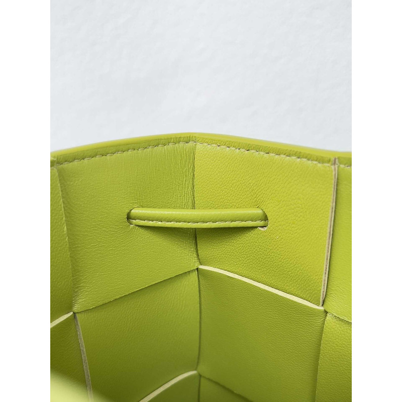 Bo*te*ga ve*ne*ta small cassette cross-body bucket in kiwi