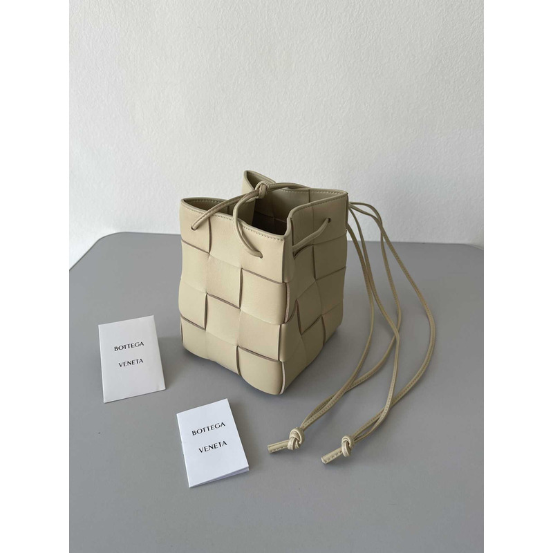 Bo*te*ga ve*ne*ta small cassette cross-body bucket in beige