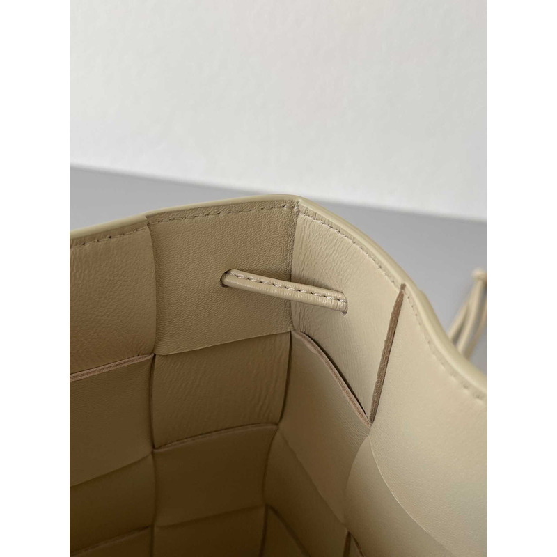 Bo*te*ga ve*ne*ta small cassette cross-body bucket in beige