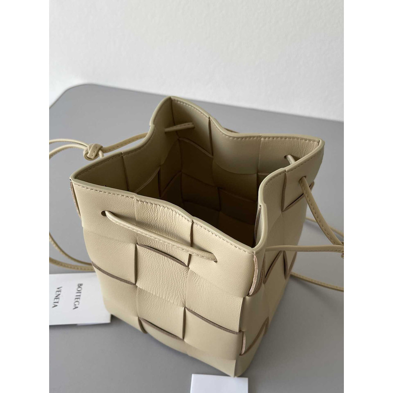 Bo*te*ga ve*ne*ta small cassette cross-body bucket in beige