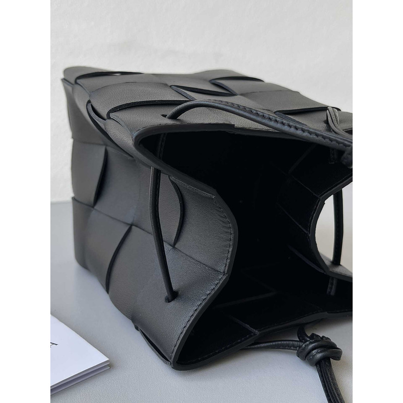 Bo*te*ga ve*ne*ta small cassette cross-body bucket in black