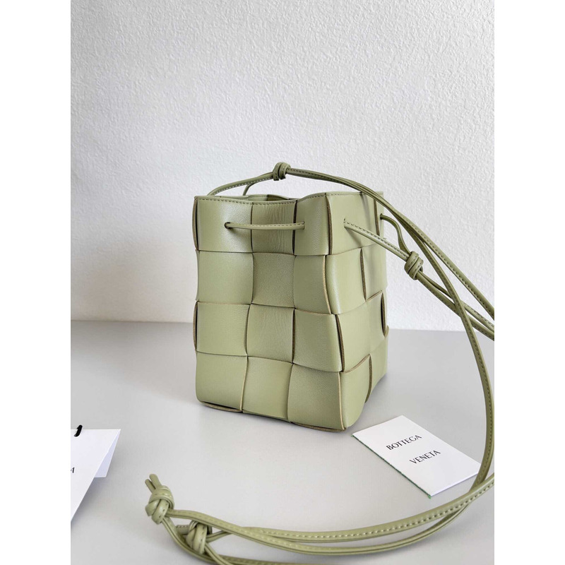 Bo*te*ga ve*ne*ta small cassette cross-body bucket in green