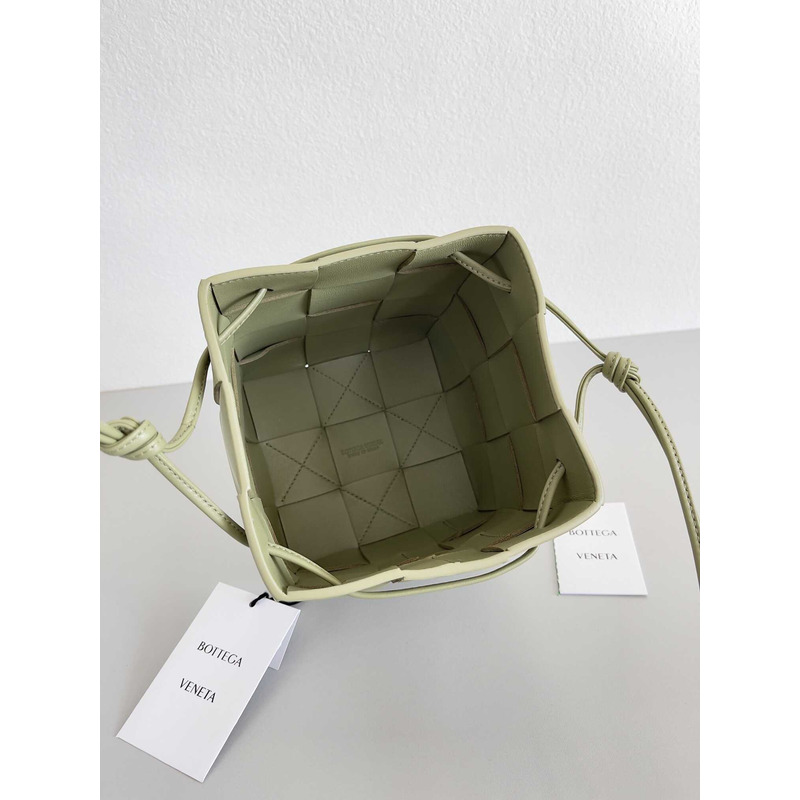 Bo*te*ga ve*ne*ta small cassette cross-body bucket in green