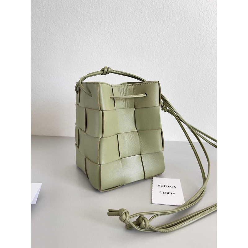 Bo*te*ga ve*ne*ta small cassette cross-body bucket in green