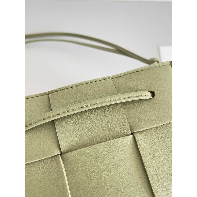 Bo*te*ga ve*ne*ta small cassette cross-body bucket in green