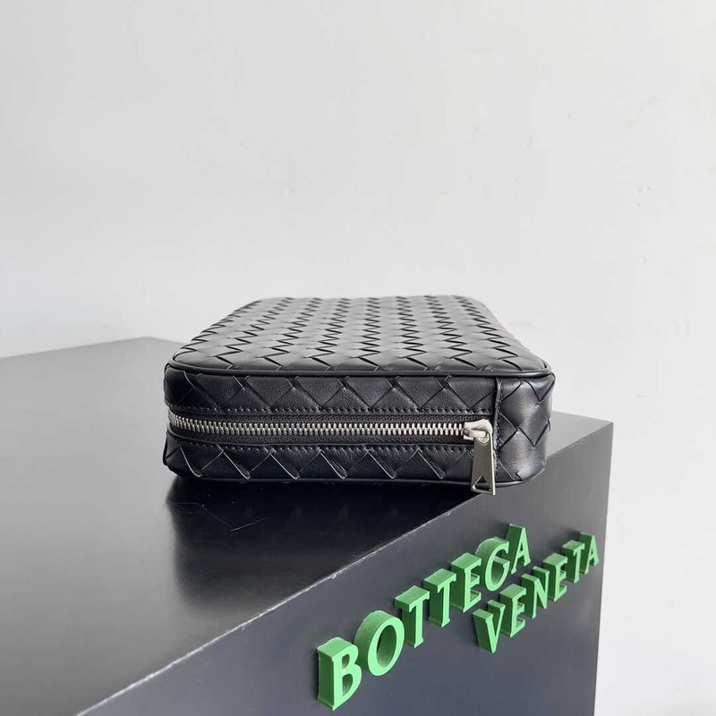 Bo*te*ga ve*ne*ta getaway document case in black