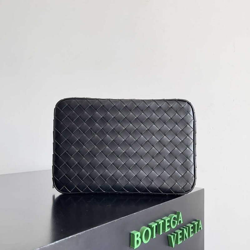 Bo*te*ga ve*ne*ta getaway document case in black