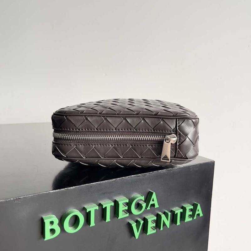 Bo*te*ga ve*ne*ta getaway document case in fondant