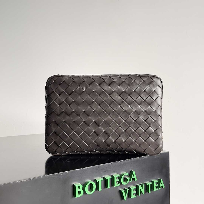 Bo*te*ga ve*ne*ta getaway document case in fondant